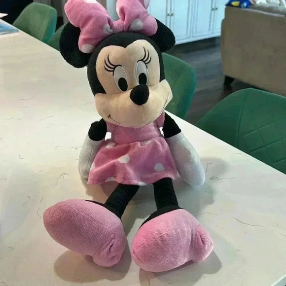 18” Disney Minnie Mouse Plush.  Great used condition! We’ve outgrown it. - Picture 1 of 6